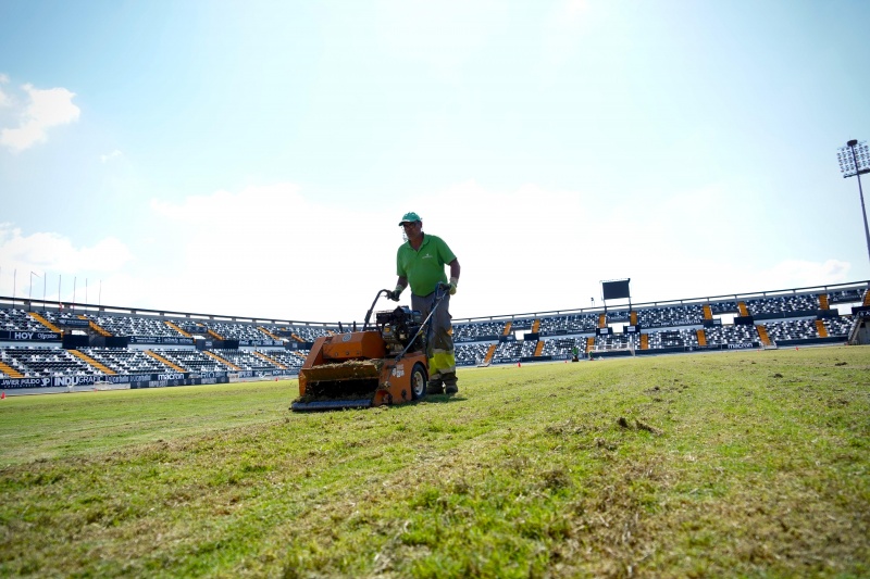 Trabajos de mantenimiento en el c�sped del Nuevo Vivero